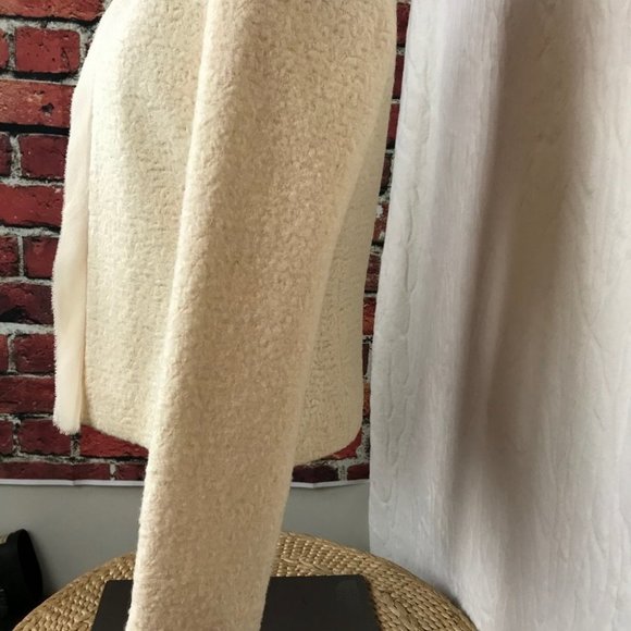 Elegant Cream Women's Jacket - Picture 4 of 6